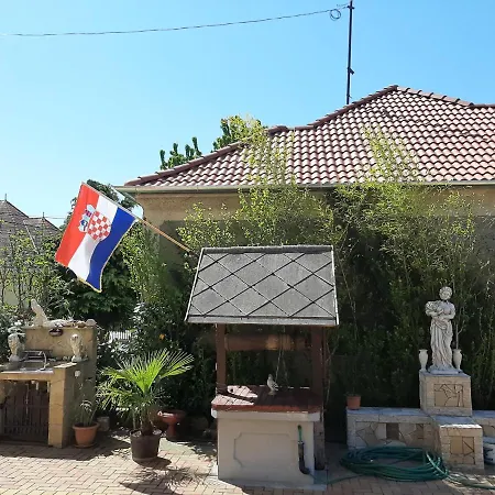 Varga Vendeghaz Guest house *